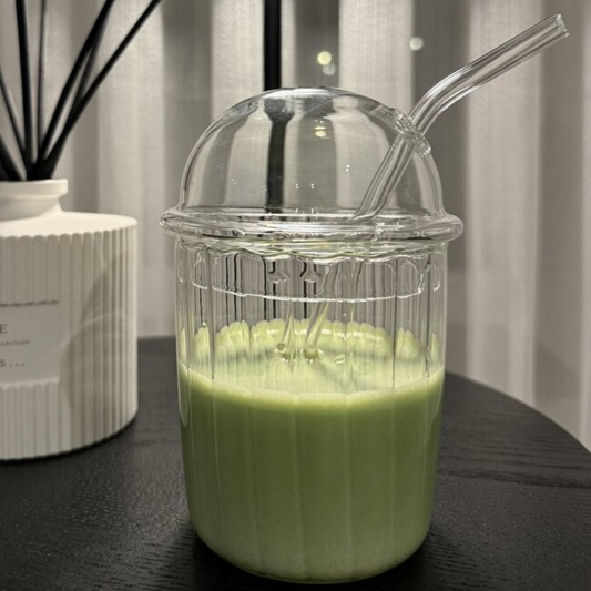 Gewölbter Glasbecher mit Strohhalm