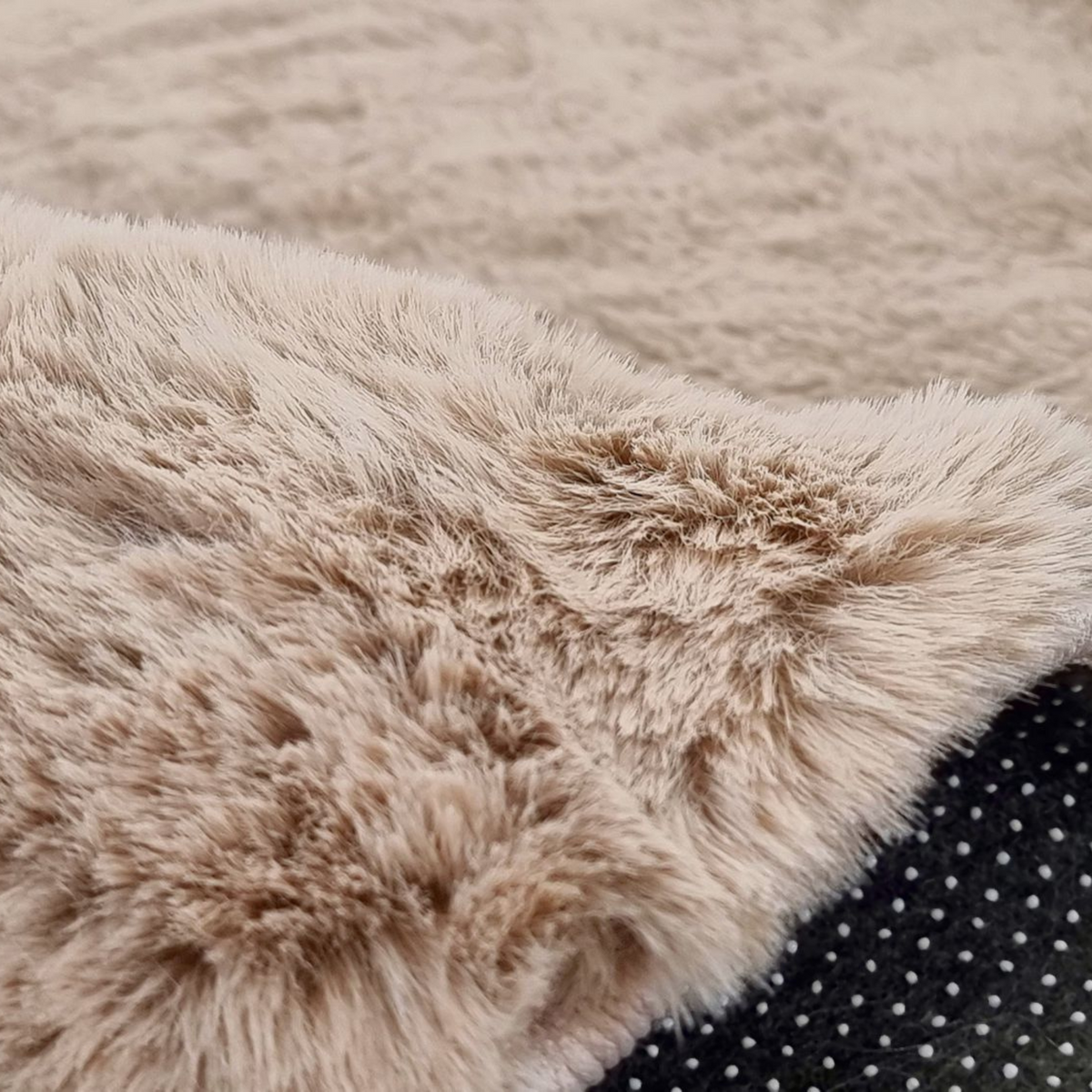 Flauschiger Teppich Taupe